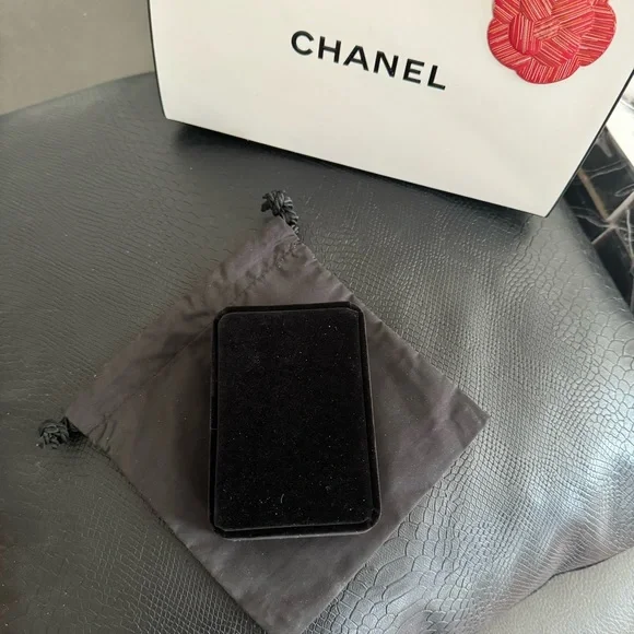 Vintage Chanel Circular Pendant Necklace - Picture 7 of 8